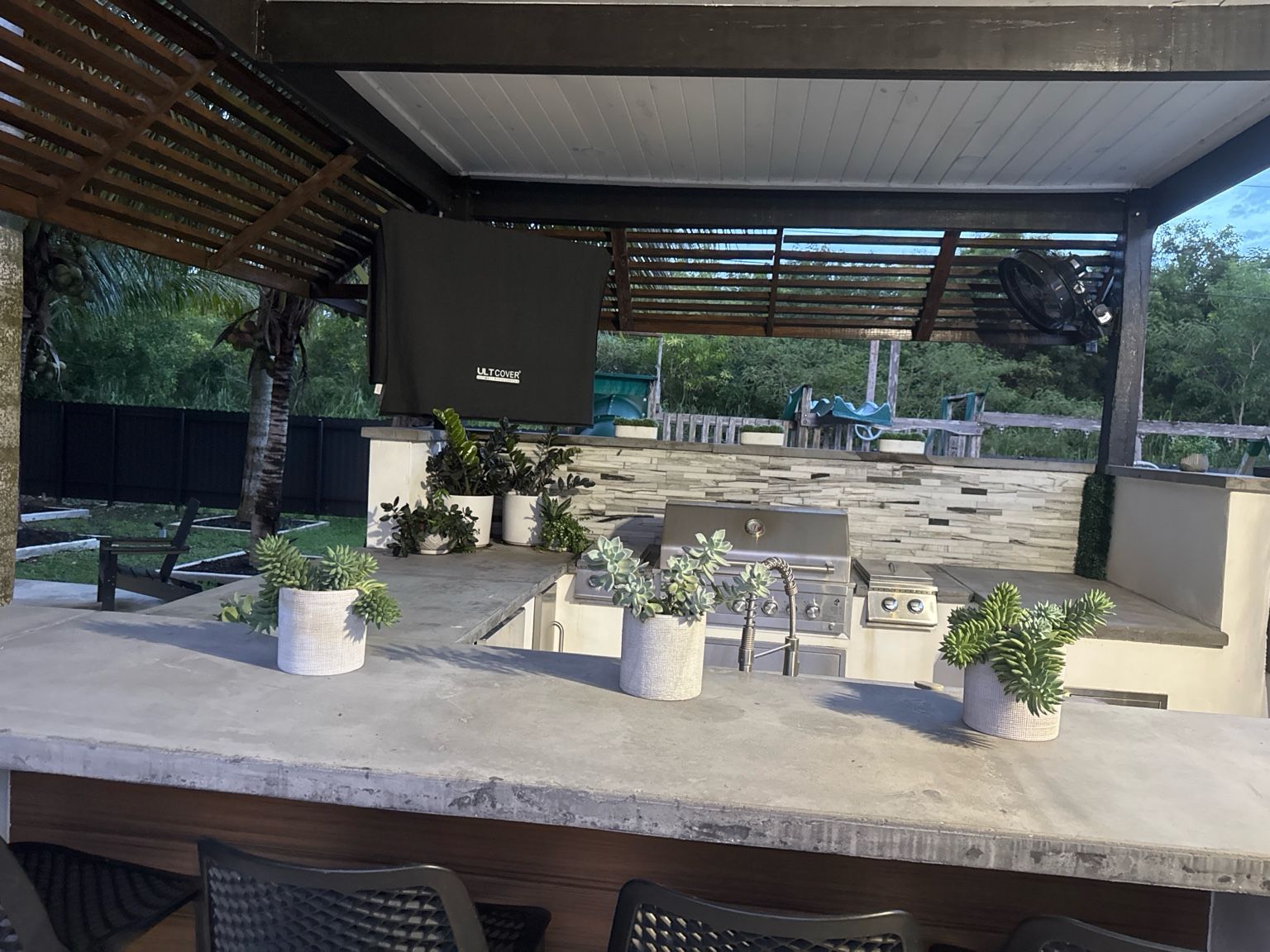 Outdoor Kitchen & BBQ Area